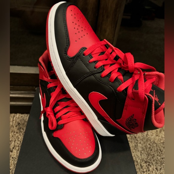 AIR JORDAN 1 MID (Black/Fire Red-White) - Picture 5 of 11